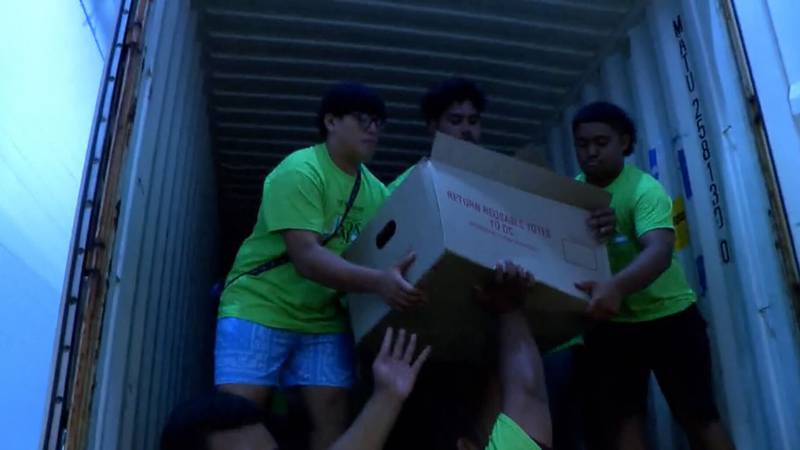 The Farrington High School football team was in Kaka’ako Saturday morning to help load up about...